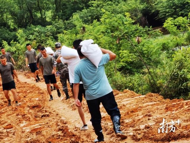 汕尾城区军民同心筑牢安全“防洪堤”（汕尾防洪防汛抛石网）