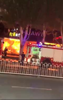 消息称华为专卖店起火，疑似店内汽车自燃引起（华为公司起火原因）