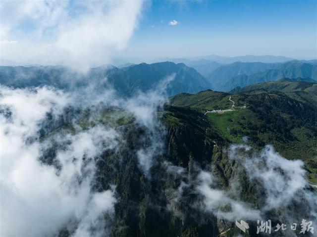 航拍“华中屋脊”神农架风景美如画（神农架华中屋脊海拔高度）