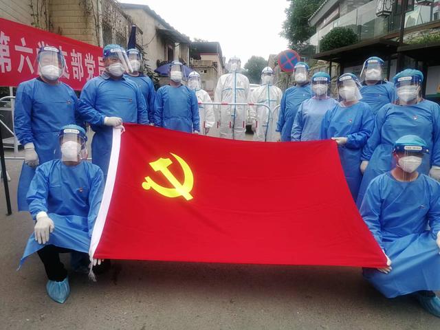 杨国栋_金顶街街道模式口封控区路口，预备党员重温入党誓词就地转正