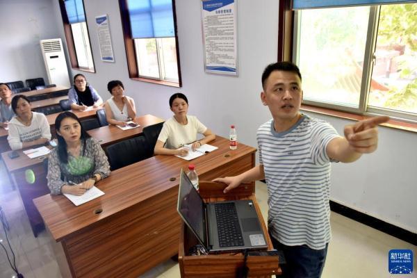 “90后”电商达人返乡创业记（回乡做电商）