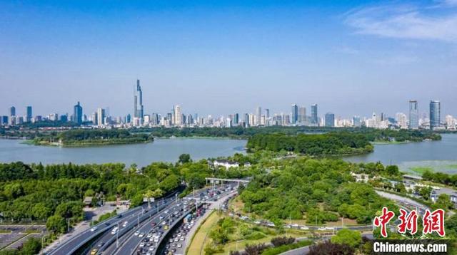 这座长三角特大城市：GDP十年连跨九个千亿级台阶（gdp首次突破10000亿元成为长三角万亿城市新成员）