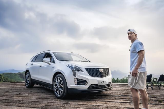 40万就能拿下的豪华中型SUV，凯迪拉克XT5和奔驰GLC你选哪一个？（凯迪拉克xt5与奔驰glb对比）