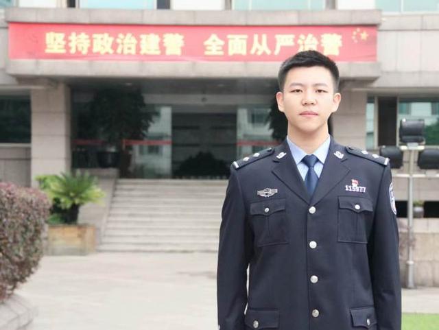 帅气的90后警察小哥哥，“战疫”一线有他，“最多跑一次”一线也有他