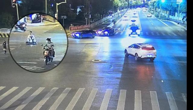 上海一男子开着改装玩具卡丁车上路…警方通报