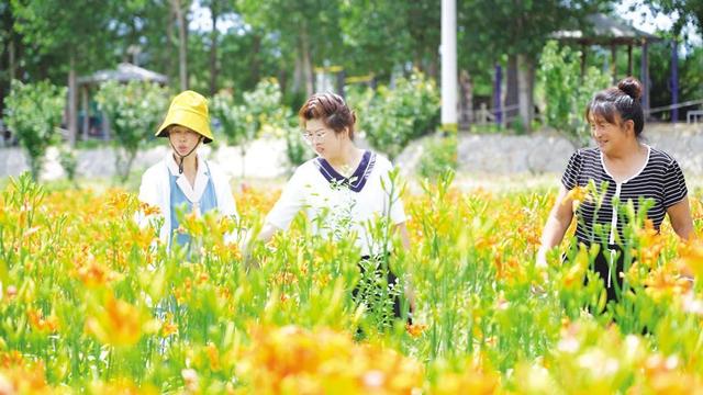 “80后”党员蒋焕焕返乡创业，带领乡亲吃上“旅游饭”