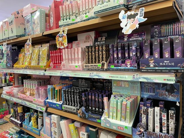 盲盒升级为“戳戳箱”，减压本转运笔花里胡哨，文具玩具化家校请警惕（文具盲盒拆箱）