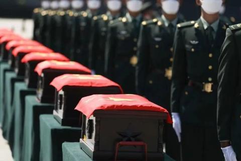 假如这天我盖着国旗回来，请原谅我当年的不辞而别……（这次回来却盖上国旗呀什么歌）