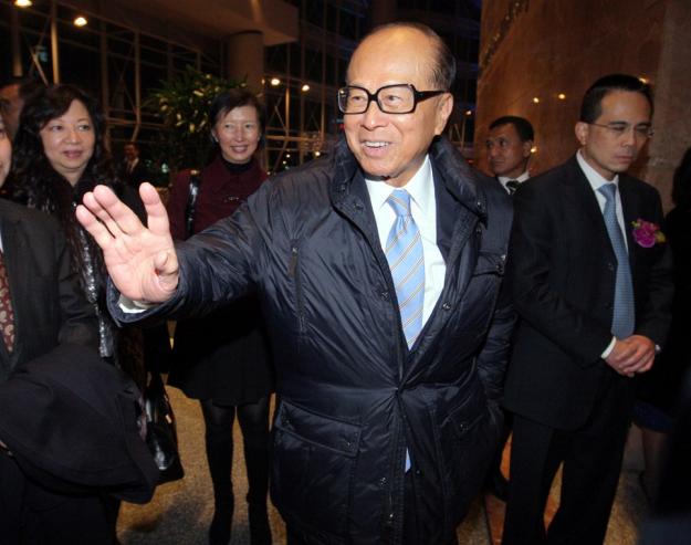 神秘富豪遭李嘉诚威胁，只因给大陆捐款500亿，他做错了什么吗？（李嘉诚对大陆捐了多少款）