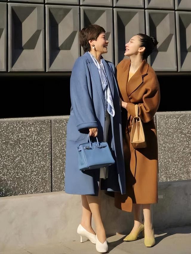今秋外套流行“过膝不过踝”，气质时髦，五六十岁女人穿真美