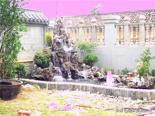 快过来看一下这家的别墅花园鱼池假山为啥这么好看（别墅庭院的假山鱼池）