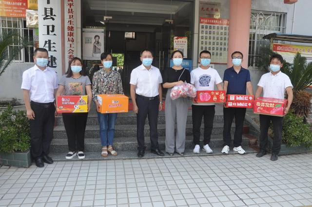 县政协主席杨冰同志一行慰问县监测医疗组干部职工