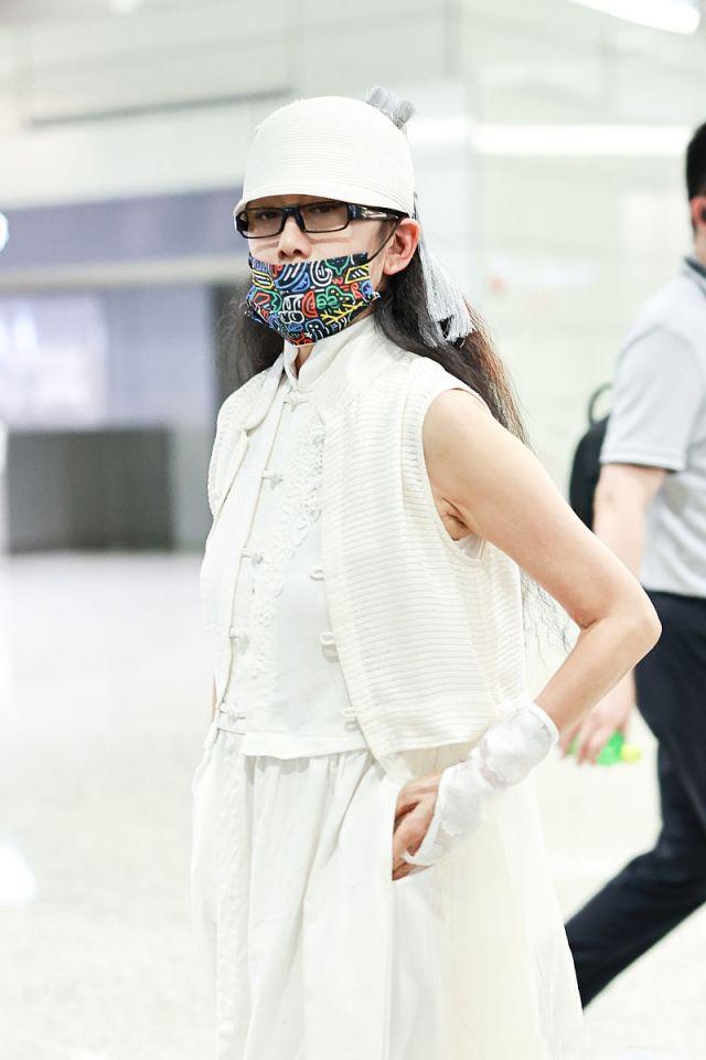 学杨丽萍穿“民族风”服饰，全白造型干净、清爽却不单调，好漂亮