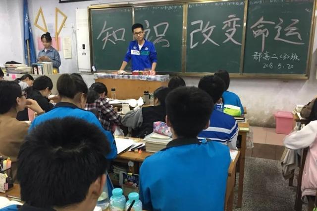 村镇子弟考上中国音乐学院，获得100万奖励，网友担心起另外的事