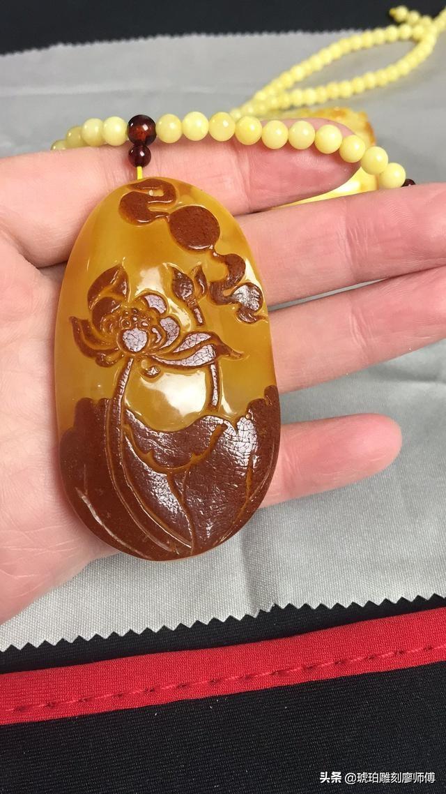 琥珀手链_琥珀手串佩戴有这么多讲究？男戴左女戴右，这有科学依据吗？（琥珀佩戴有什么讲究）