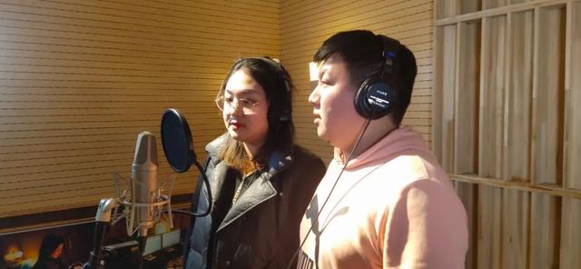 小夫妻来沃石唱片唐山录音棚，录制婚礼歌曲《我们好像在哪见过》