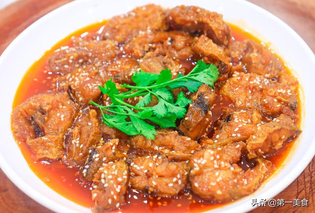 厨师长教你一个鳕鱼的新吃法，鱼肉鲜嫩不腥，跟清蒸一样味美（清蒸鳕鱼的做法,肉质细嫩、营养不流失,关键做法超简单）