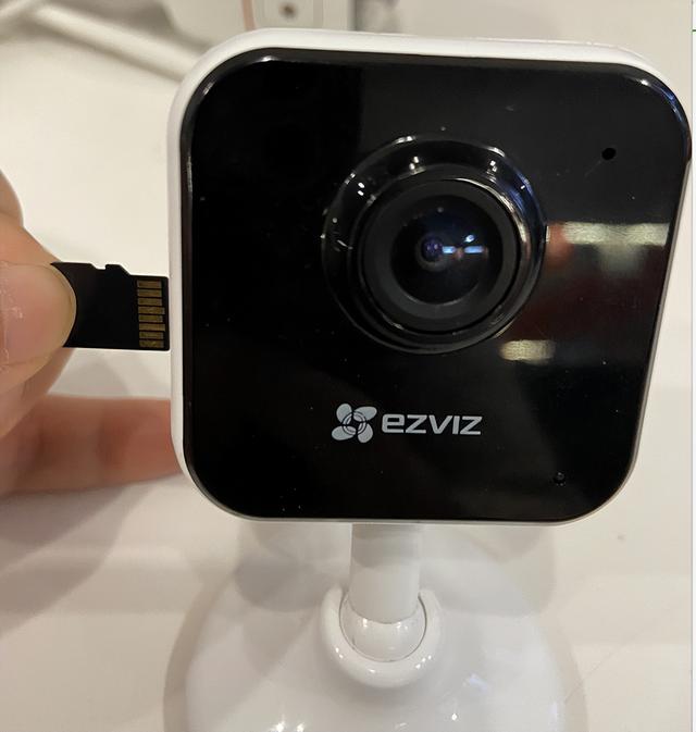 萤石摄像机怎么安装tf存储卡，萤石wifi摄像头插卡录像的方法