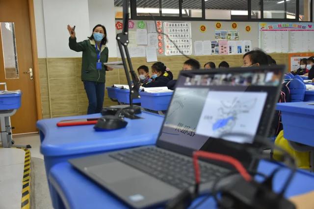 复旦二附中_视频！在线居家课堂开课首日！复旦二附校这样全力保障停课不停学