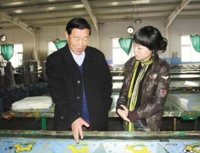60岁老人拿2000元创业，如今员工5100人年赚24亿，堪称商业传奇（80岁老奶奶创业千万）
