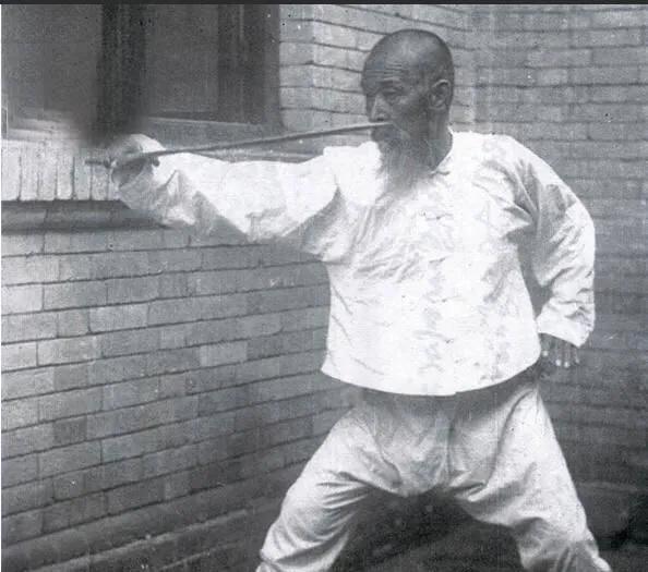红色武林：身着太极服练拳有何好处