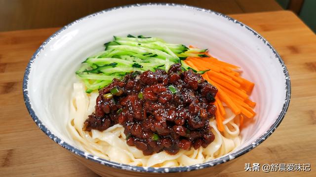 想吃炸酱面？（炸酱面的吃法）