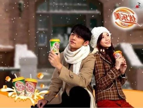 她是“优乐美奶茶女神”，与周杰伦合作过的女代言人：江语晨（周杰伦和江语晨代言优乐美）