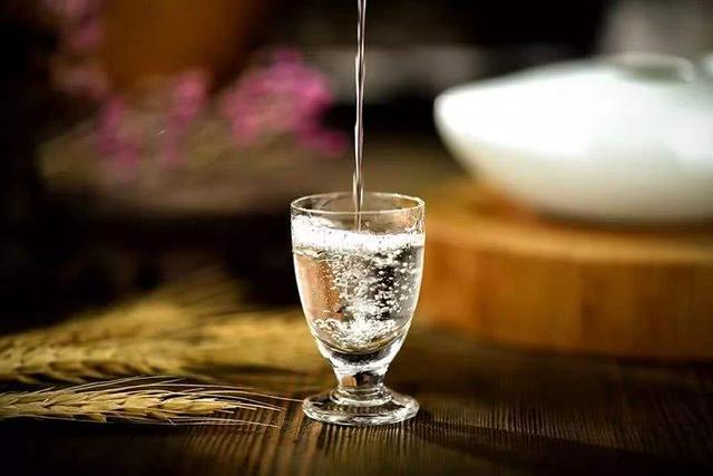 高度白酒_为什么老酒鬼们喜欢喝高度酒？看完“这3个区别”你就明白了（为什么有人喜欢喝高度酒）