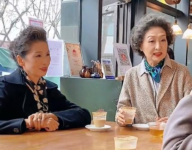 中老年人的发型_60岁的女人要远离“老年款”，显老又土气，这样做发型时尚又减龄（60岁女人大气发型）