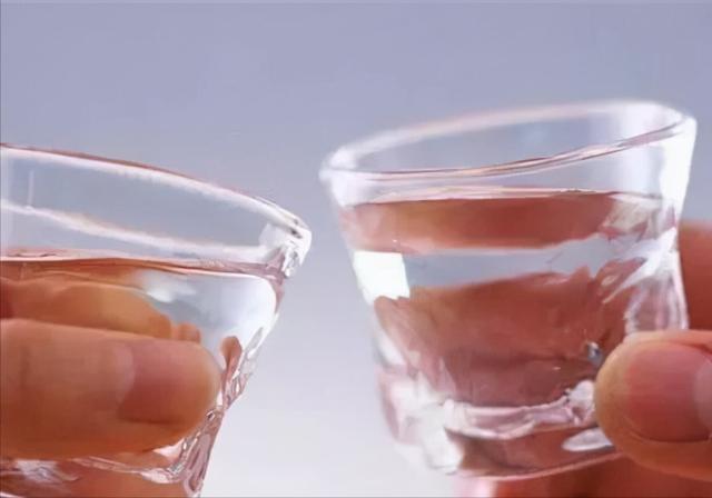 高度白酒_喝白酒时，到底是选高度白酒还是低度白酒呢？哪种更健康呢？（喝高度白酒和低度白酒的区别）