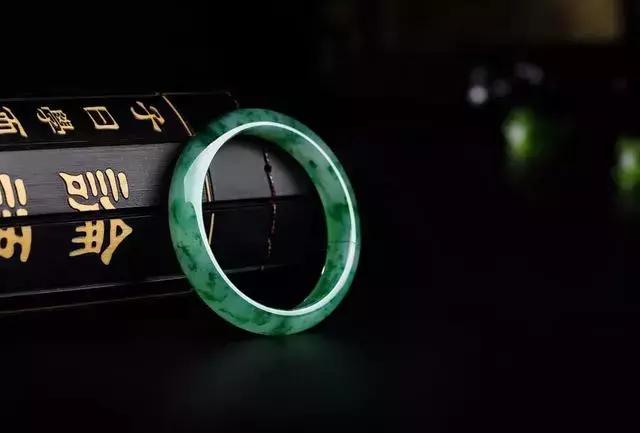 和田玉和翡翠的区别_掌握这4招，轻松区别翡翠与和田玉（翡翠好还是和田玉作用）