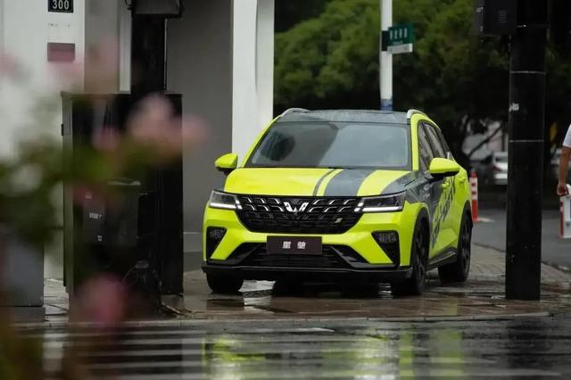 五菱为人民再推小型SUV“星驰”，三个点赞一个期盼（“人民的SUV”五菱星辰上市）
