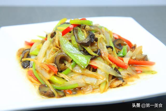 在家烹饪海参，学会这招葱烧的方法，葱香浓厚，海参更是柔软香滑（葱烧海参烹饪技术）