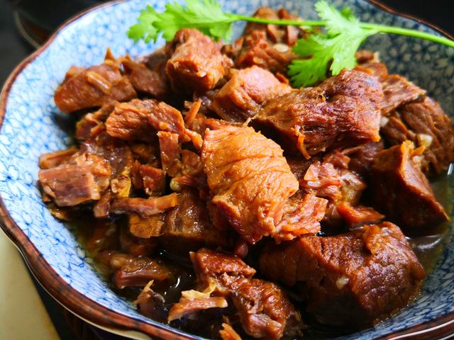 羊肉火锅怎么做才好吃_天冷了，少吃猪肉多吃羊肉，一次炖一锅，热热乎乎端上桌，太香了