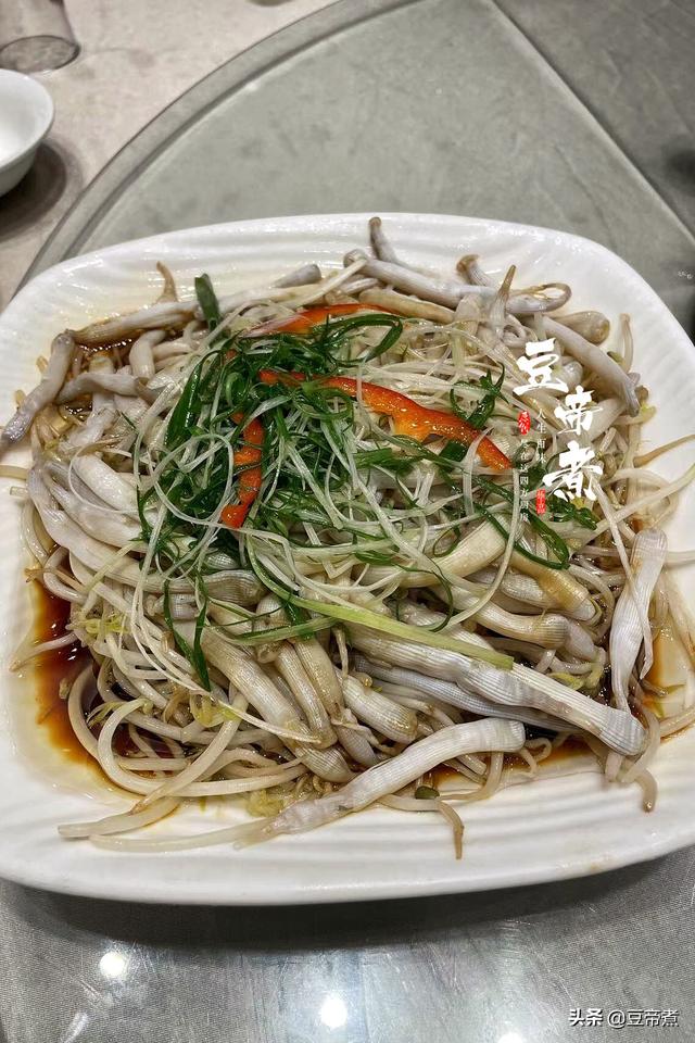 黄金针菇_八个菜一千块，虽然说味道还不错，但真的是贵了，您看还可以吗？（八百元一桌的菜）