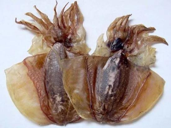目鱼干_“墨鱼干”和“鱿鱼干”有啥区别？营养差别大，学会别乱买了（墨鱼干与鱿鱼干营养区别）