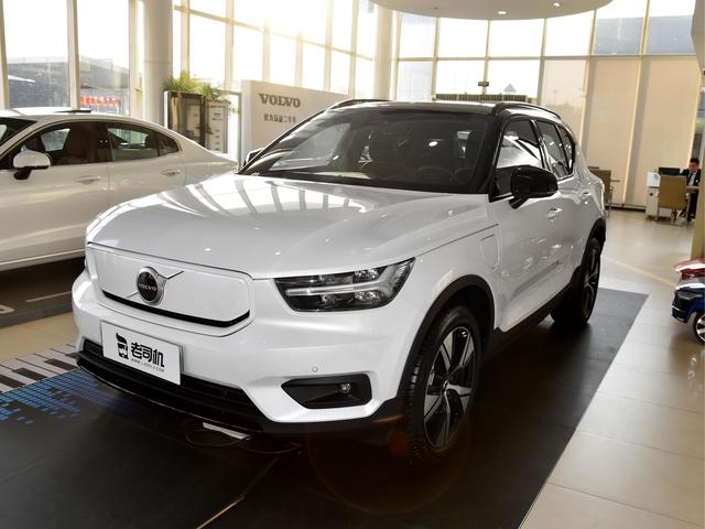 配四驱，爆300kW动力，30万内豪华品牌SUV，实拍沃尔沃XC40新能源（沃尔沃新能源油电混合车型XC40）