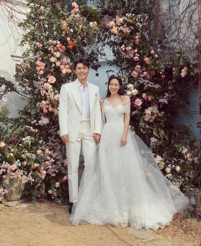 玄彬孙艺珍婚礼现场曝光，新娘穿王薇薇6万婚纱节俭，脖上无珠宝（玄彬孙艺珍婚礼视频）