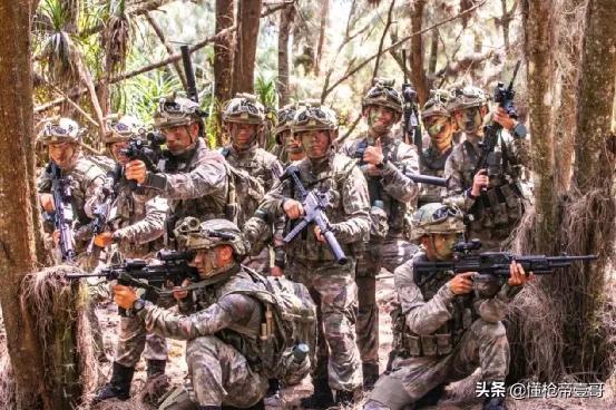 刷屏的解放军照片，透露出了解放军轻武配置的什么趋势？