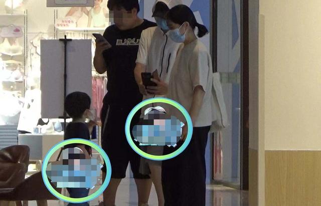 64岁葛优带3岁儿子出游！宝宝正面曝光呆萌可爱，父子相处显温馨