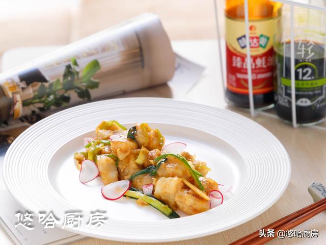 鳕鱼不要老煎着吃，试试这样做，鱼肉软滑细嫩，多吃也不胖（鳕鱼容易煎烂）