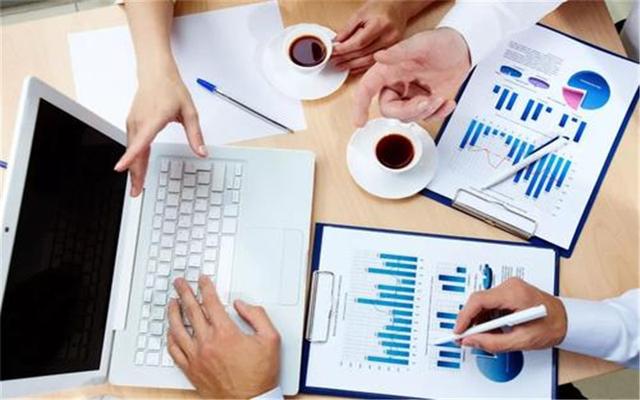 49岁的人开店创业，10万元以内的投入，有哪些好项目可以选择（50岁可以创业项目）