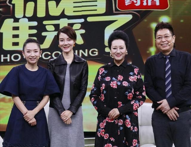 66岁王丽云母女同框，车晓打扮简约高级，她穿花裙盘头发似贵妇