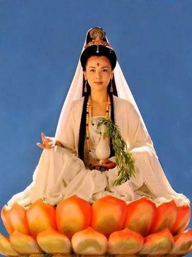 四大菩萨中观音菩萨地位比如来佛祖还高（观音只是菩萨地位比佛高）