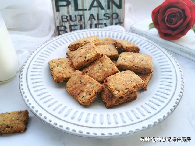 自制减脂粗粮饼干，不用一滴水，做法特简单，比买的好吃（自制粗粮饼干的做法窍门）