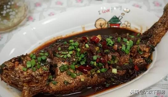 冷冻鱼不适合清蒸，那就做成红烧鱼，味道鲜美，是道下饭菜！（冰冻鱼可以做红烧鱼吗）