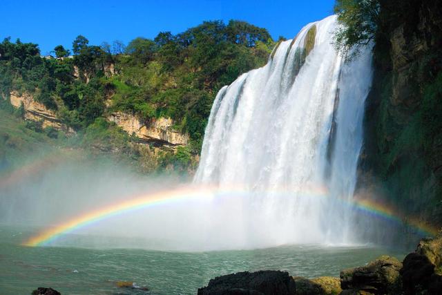 黄果树瀑布简介_黄果树瀑布，一个久远的景点，你还记得吗？（你看到黄果树瀑布了吗）