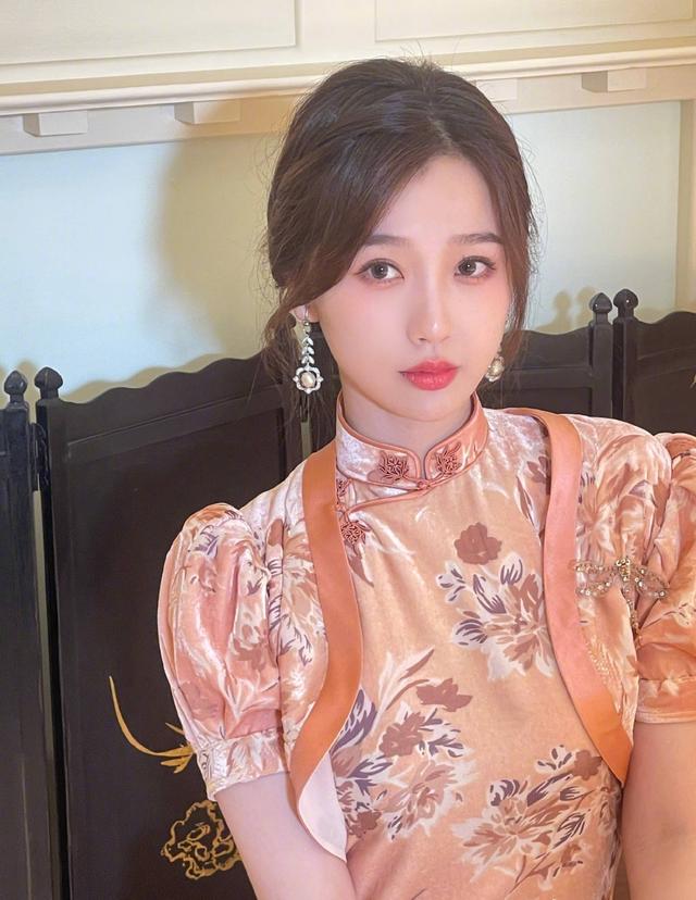 美女虞书欣穿旗袍身姿曼妙超靓丽（虞书欣礼服图片）