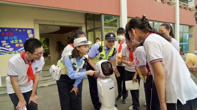 科沃斯商用旺宝警务机器人，助力上海民警护航“神兽归笼”