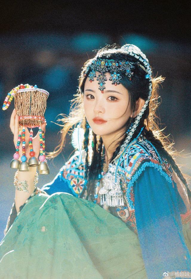 杨超越民族风造型，真的美到了路人心坎里的那种惊艳（杨超越的风格）